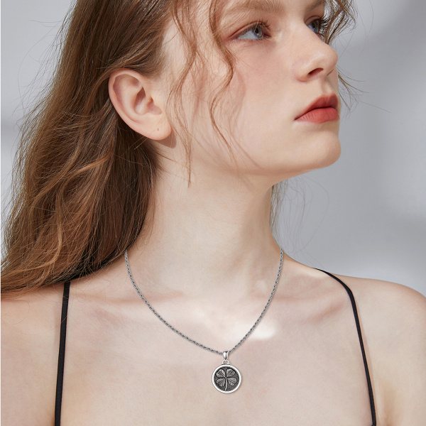 Collier Chaîne Argent Massif Avec Pendentif Trèfle à 4 Feuilles (occasion)
