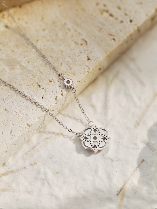 Collana con ciondolo quadrifoglio in argento sterling con zirconia cubica-5