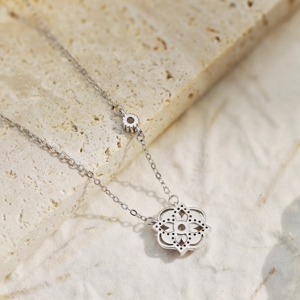 Collana con ciondolo quadrifoglio in argento sterling con zirconia cubica-6