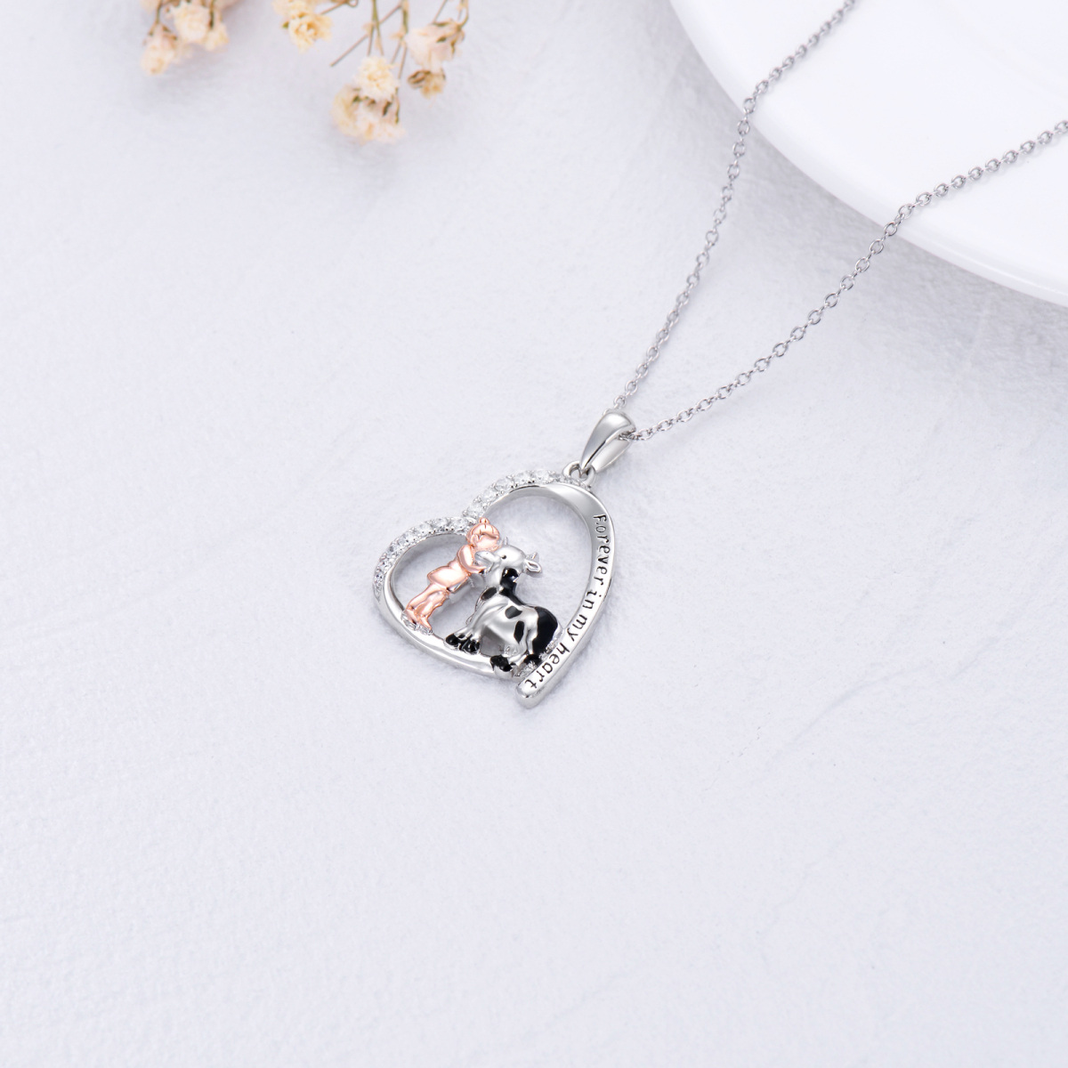 Collana con ciondolo a cuore in argento sterling con zirconia cubica e mucca con parola incisa-5