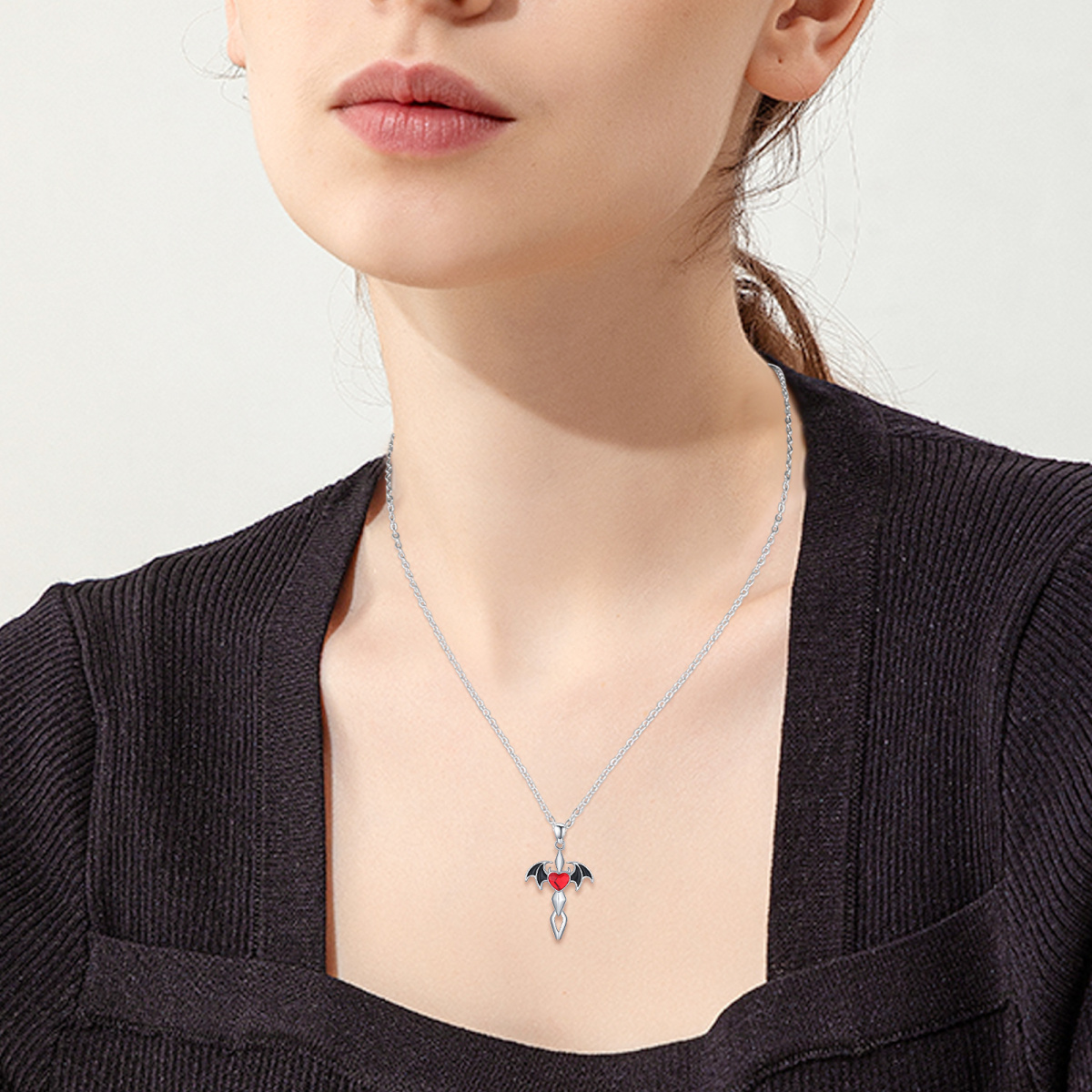 Collana con ciondolo a forma di pipistrello in argento sterling con cuore in zirconia cubica-2