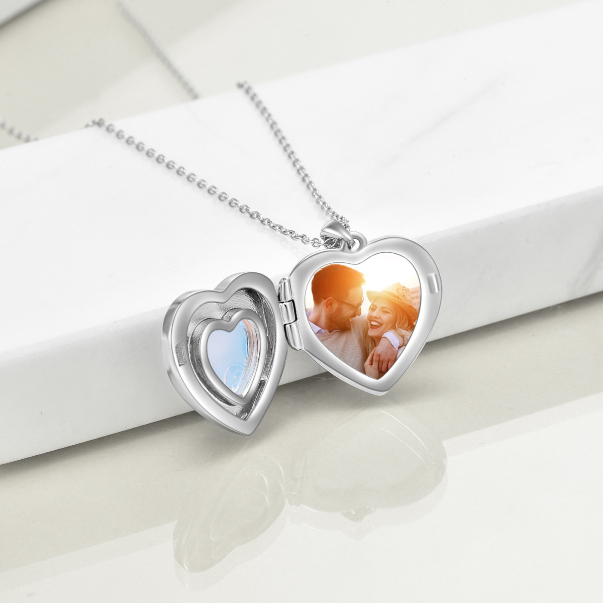 Collar con medallón de foto personalizado con forma de corazón de plata de ley con piedra lunar y palabra grabada-4