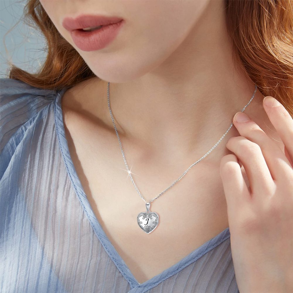 Colar com medalhão personalizado em prata de lei com letra inicial J e foto personalizada-2