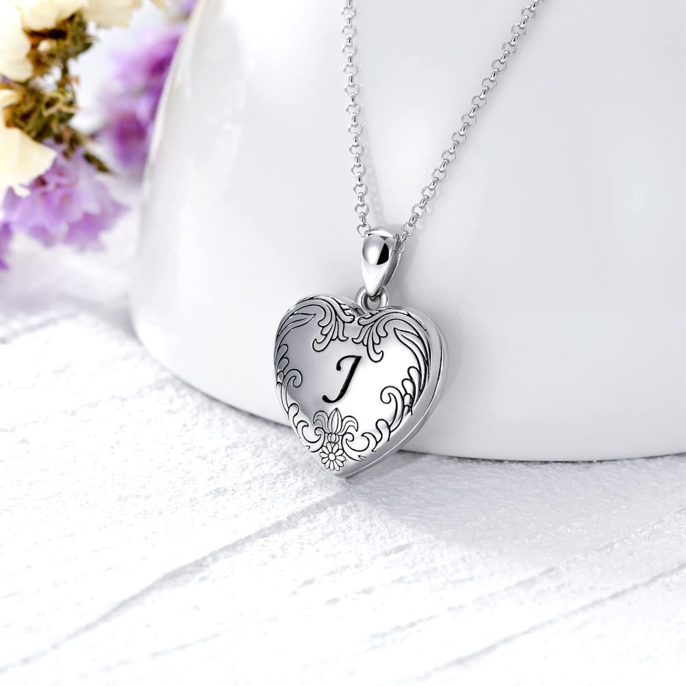 Colar com medalhão personalizado em prata de lei com letra inicial J e foto personalizada-3