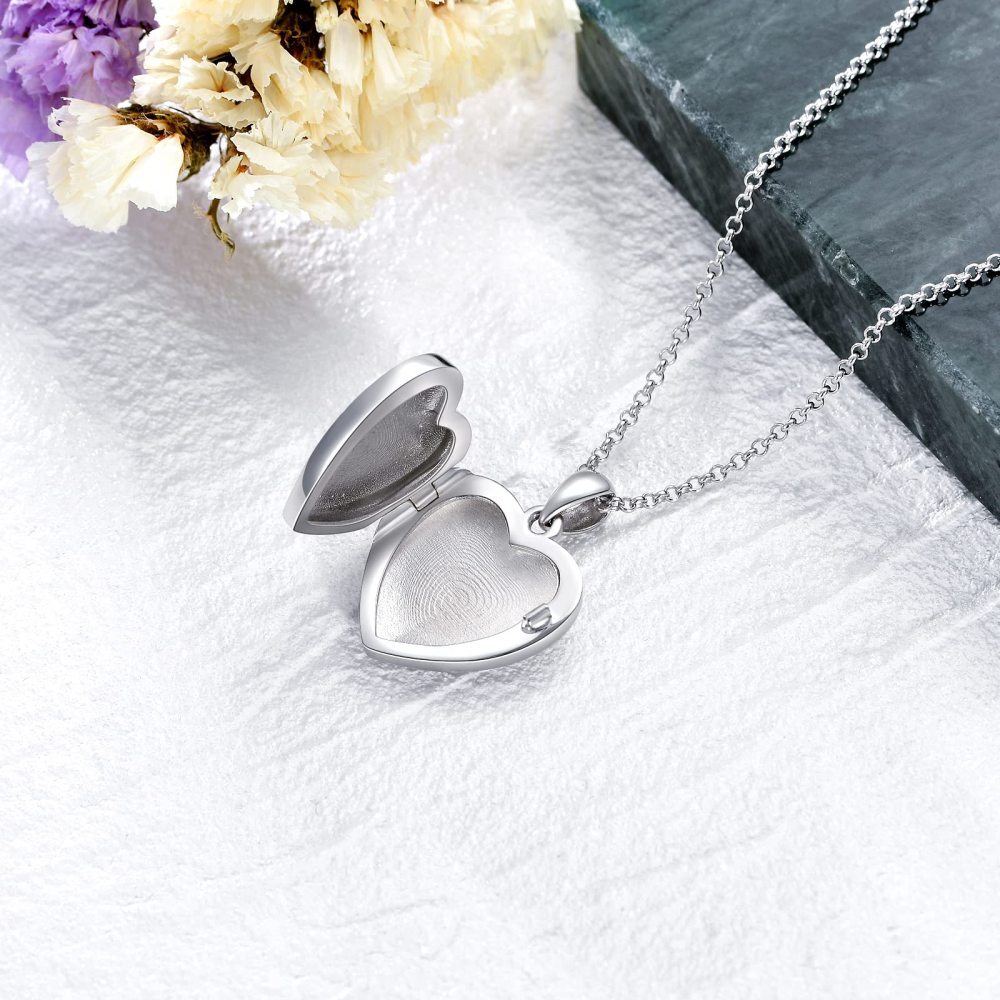 Colar com medalhão personalizado em prata de lei com letra inicial J e foto personalizada-4