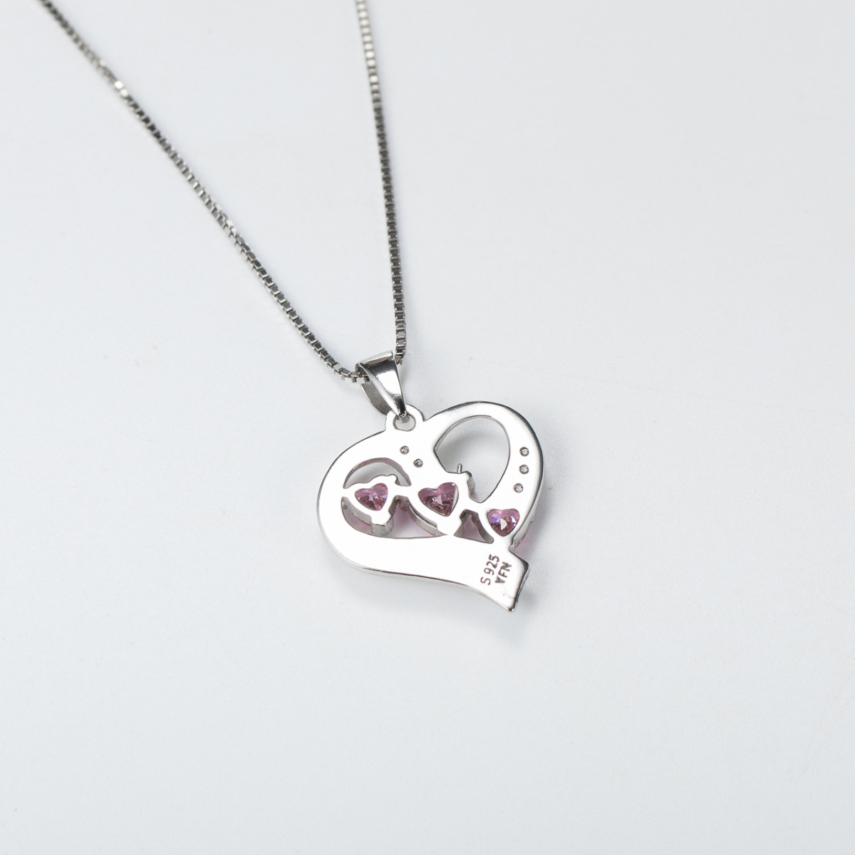 Collana con ciondolo a forma di cuore in argento sterling con zirconia cubica e parola incisa-4