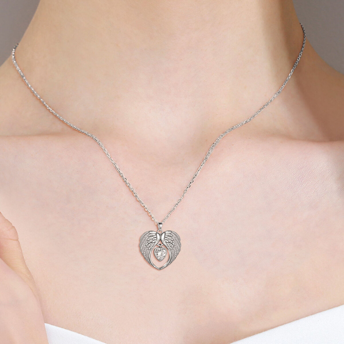 Collar con colgante de ala de ángel y circonita cúbica en forma de corazón de plata de ley-2