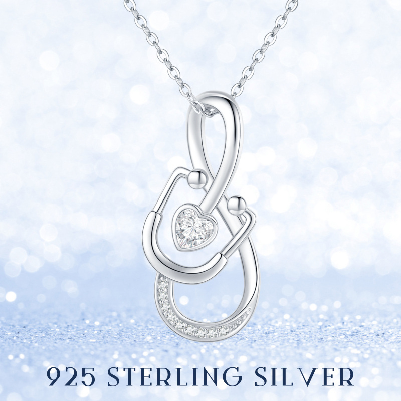 Collar con colgante de estetoscopio en forma de corazón y circonita cúbica en plata de ley-3