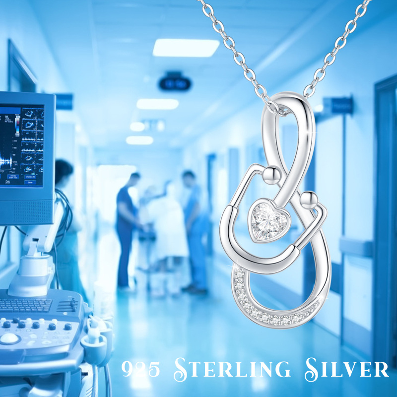 Collar con colgante de estetoscopio en forma de corazón y circonita cúbica en plata de ley-7