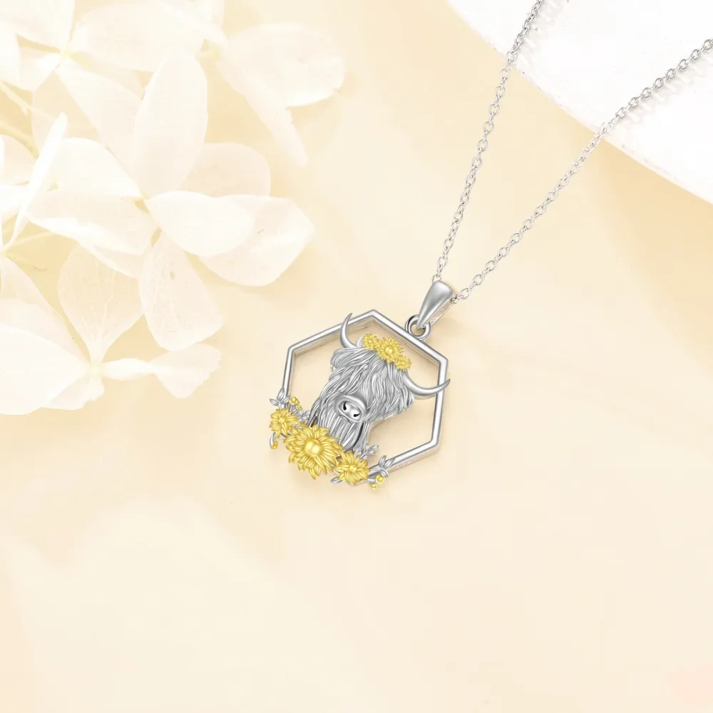 Collar de plata de ley con colgante de vaca de las Highlands y girasol-3