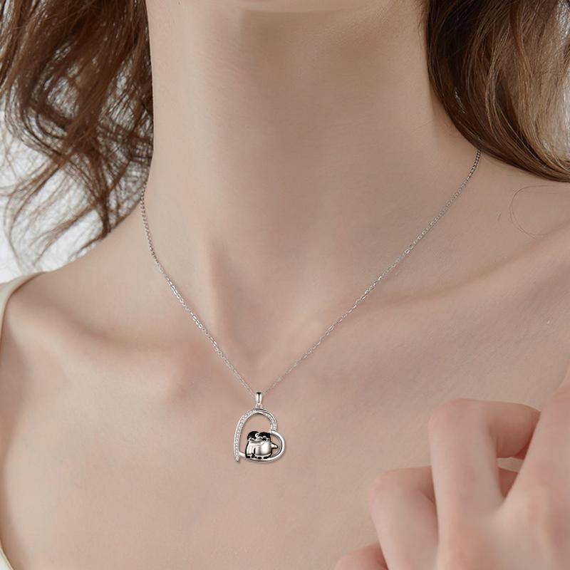 Collana con ciondolo a cuore e pinguini abbracciati in argento sterling con zirconia cubica-2
