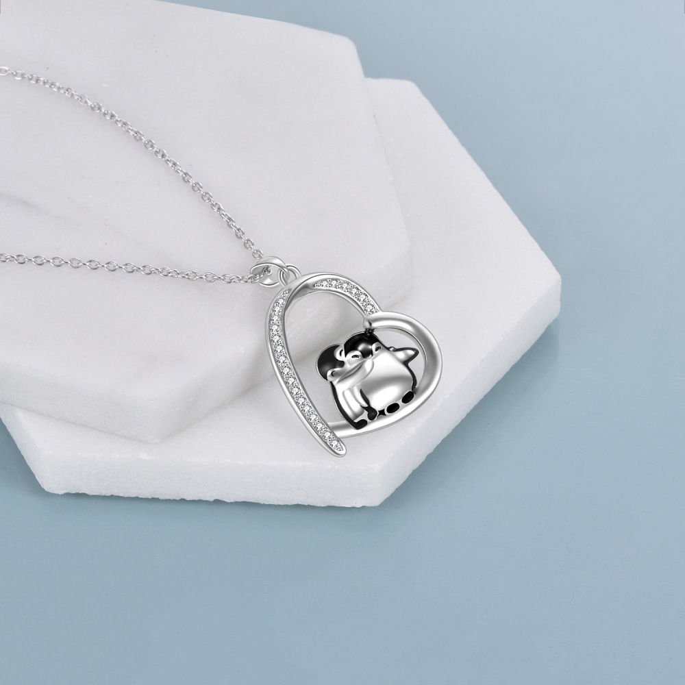 Colar com pingente de pinguins e coração em prata de lei com zircónias cúbicas-5