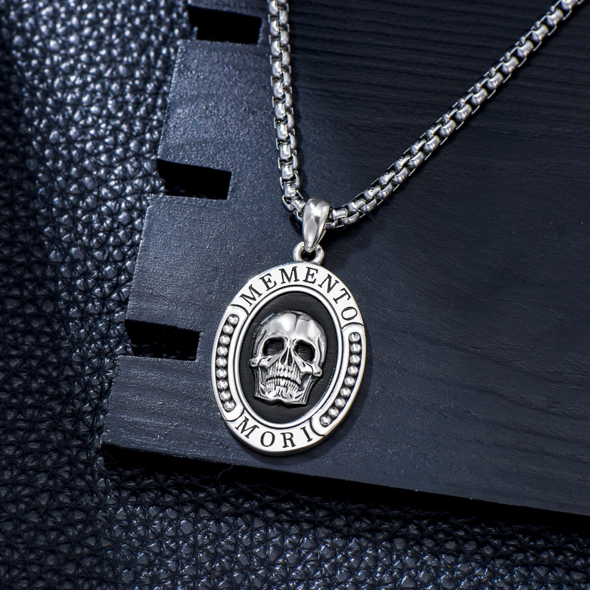 Collar con colgante ovalado de calavera Memento Mori de plata de ley con palabra grabada para hombre-4