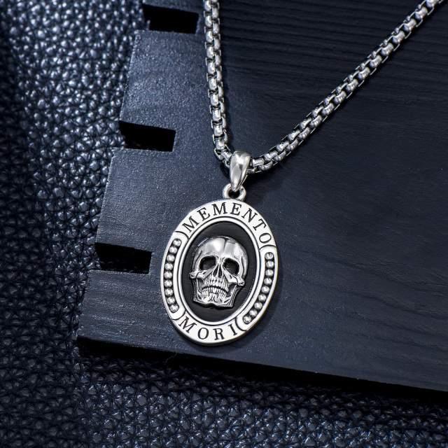 Halskette mit ovalem Memento Mori-Totenkopf-Anhänger aus Sterlingsilber mit eingraviertem Wort für Männer-4