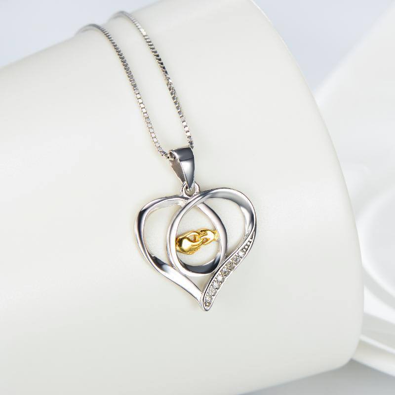 Collana con ciondolo a forma di cuore in argento sterling bicolore con zirconi cubici e cuore che si tiene per mano-3