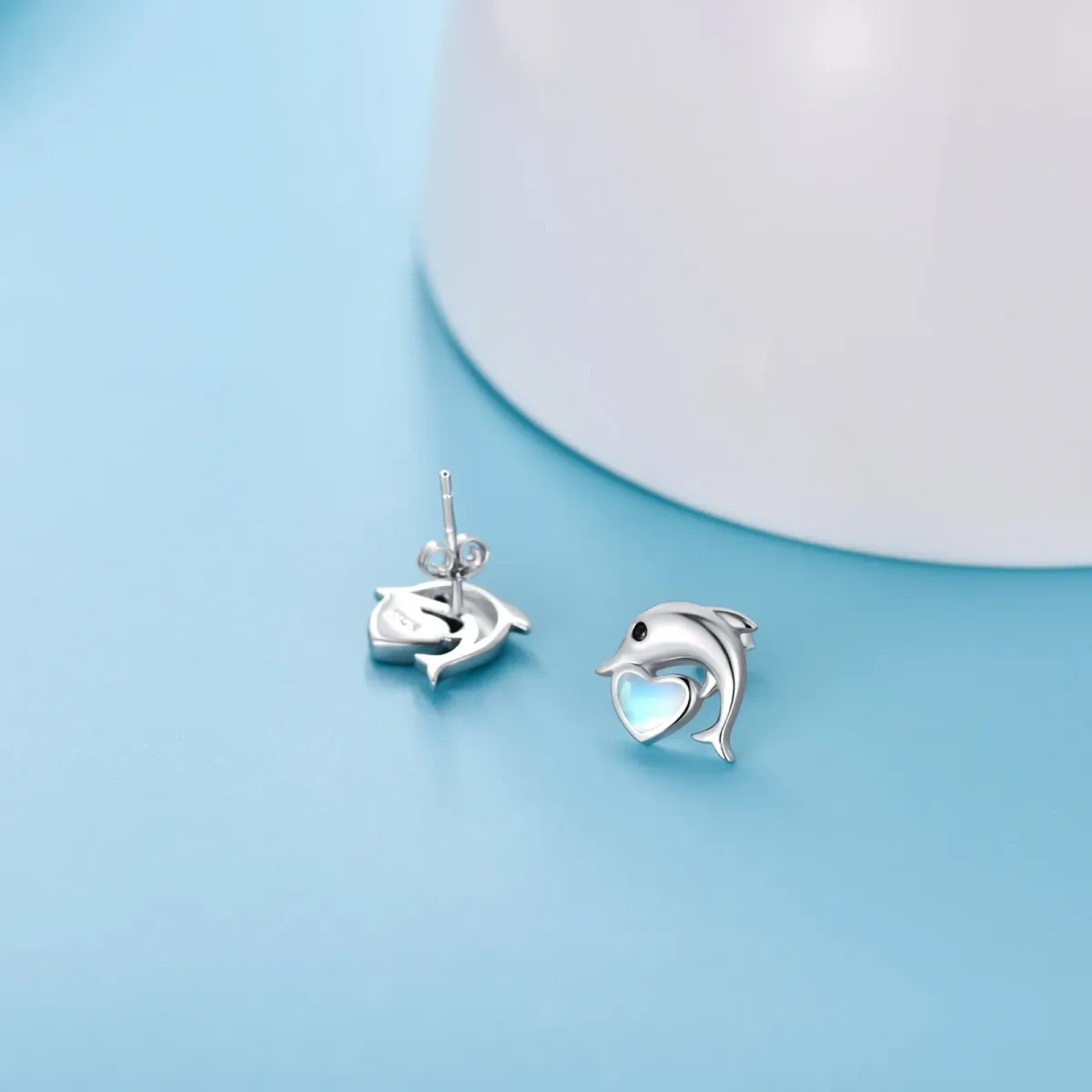 Pendientes de plata de ley con forma de corazón y delfín de piedra lunar-3