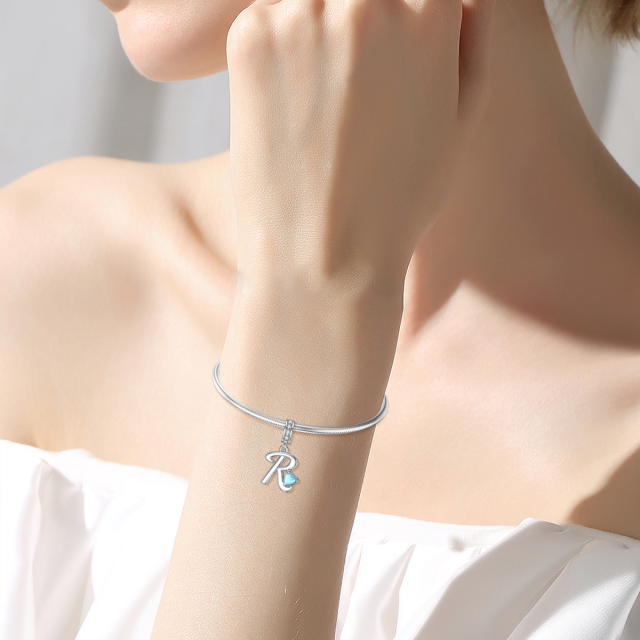 Ciondolo pendente personalizzato con lettera iniziale in argento sterling con zirconi cubici e pietra di luna con la lettera iniziale R-2