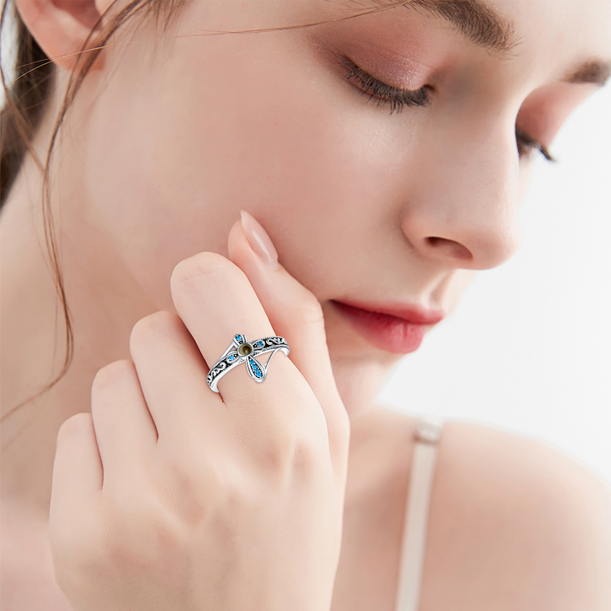 Anillo cruzado de plata de ley con circonita cúbica azul y semilla de mostaza con palabra grabada para mujer-2