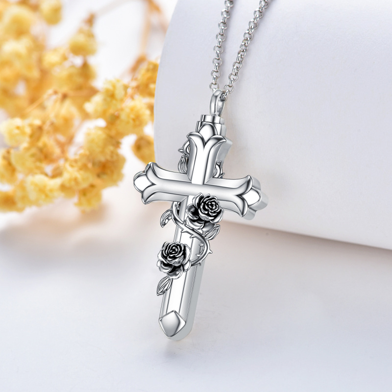 Colar de prata esterlina com rosa oxidada e cruz para cinzas-3