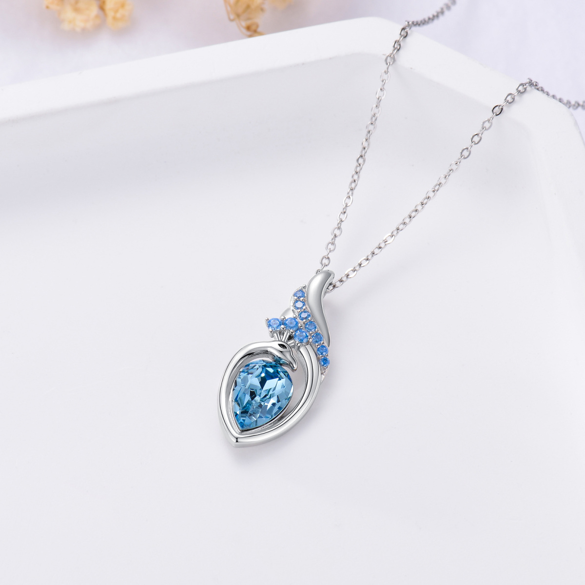 Colar com pingente de prata esterlina com coração de pavão e cristal azul-3