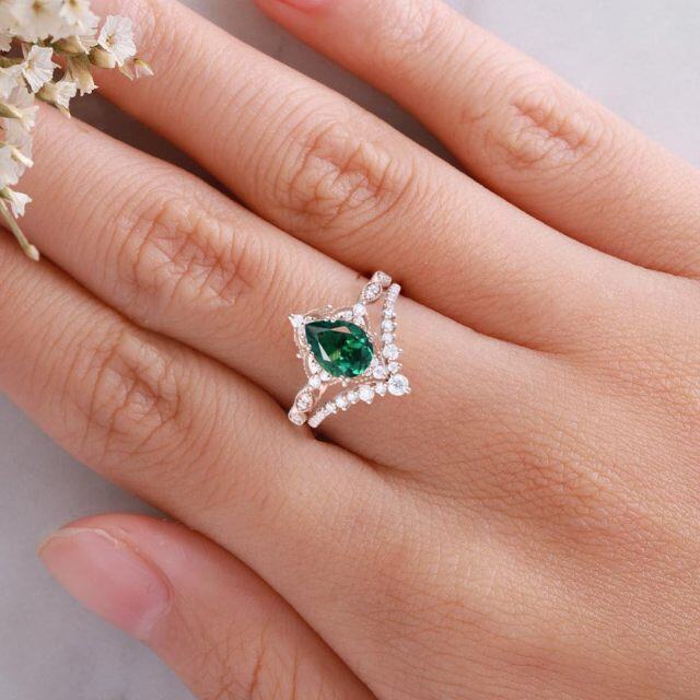 Anillo de compromiso para pareja con grabado personalizado y esmeralda en forma de pera de plata de ley-6