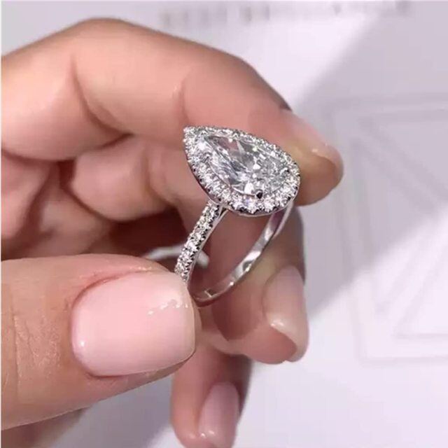 Anillo de compromiso con grabado personalizado de moissanita en forma de pera de oro blanco de 18 quilates-4