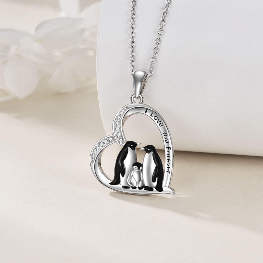 Collana con ciondolo a forma di cuore della famiglia di pinguini in argento sterling con parola incisa-3
