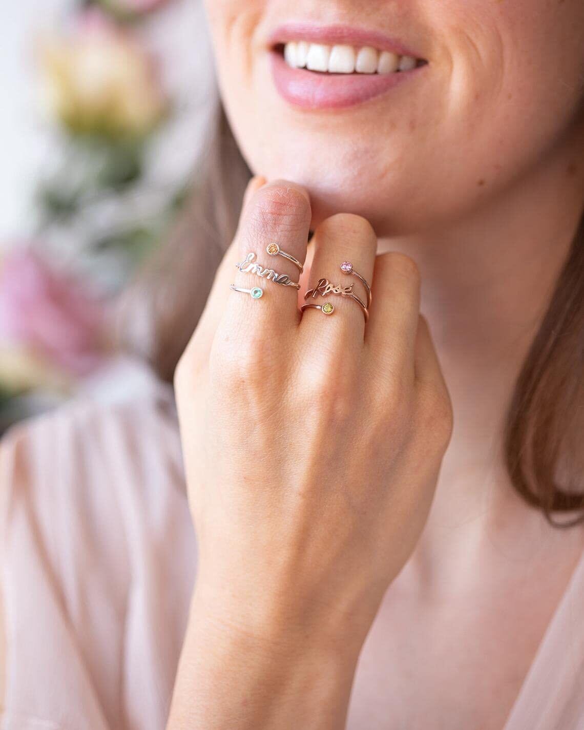 Anillo abierto con nombre clásico personalizado con piedra natal personalizada y circonita cúbica de plata de ley-3