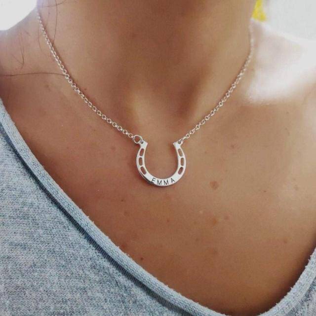 Collana con ciondolo a ferro di cavallo con incisione personalizzata in argento sterling-4