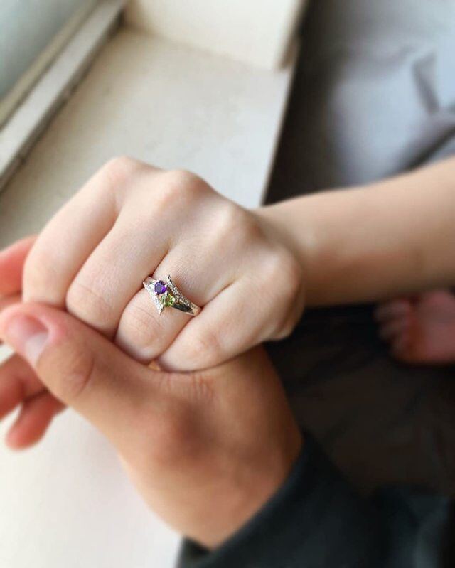 Anillo de compromiso personalizado con grabado de piedra natal de corazón en plata de ley-2