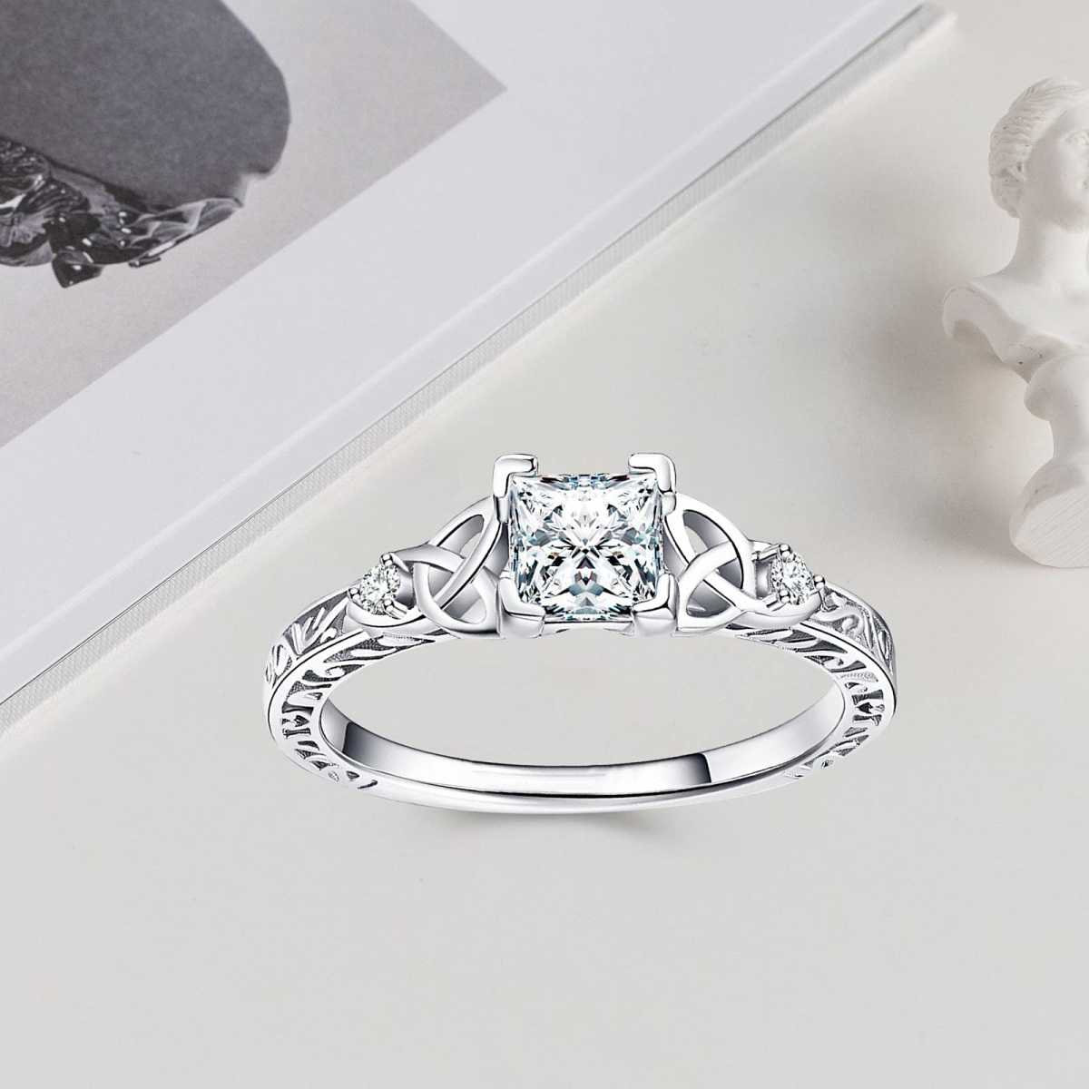 Anillo de boda cuadrado con nudo celta de moissanita en forma de princesa y plata de ley-3