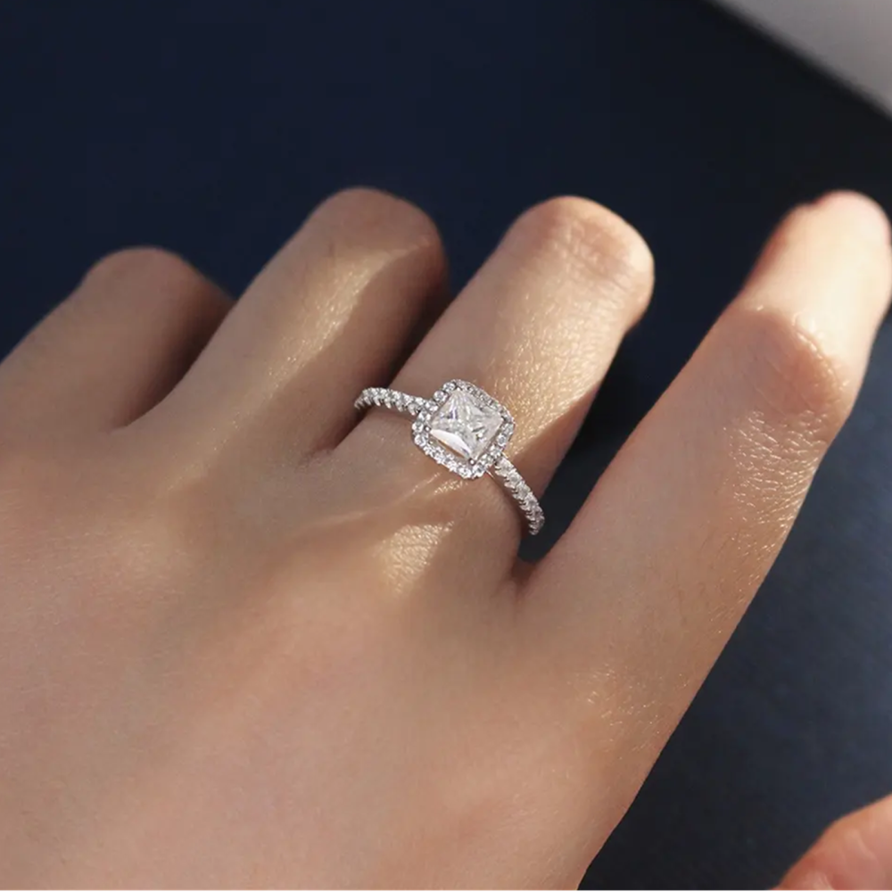 Anel de noivado com gravação personalizada de moissanite em formato de princesa em prata esterlina-2