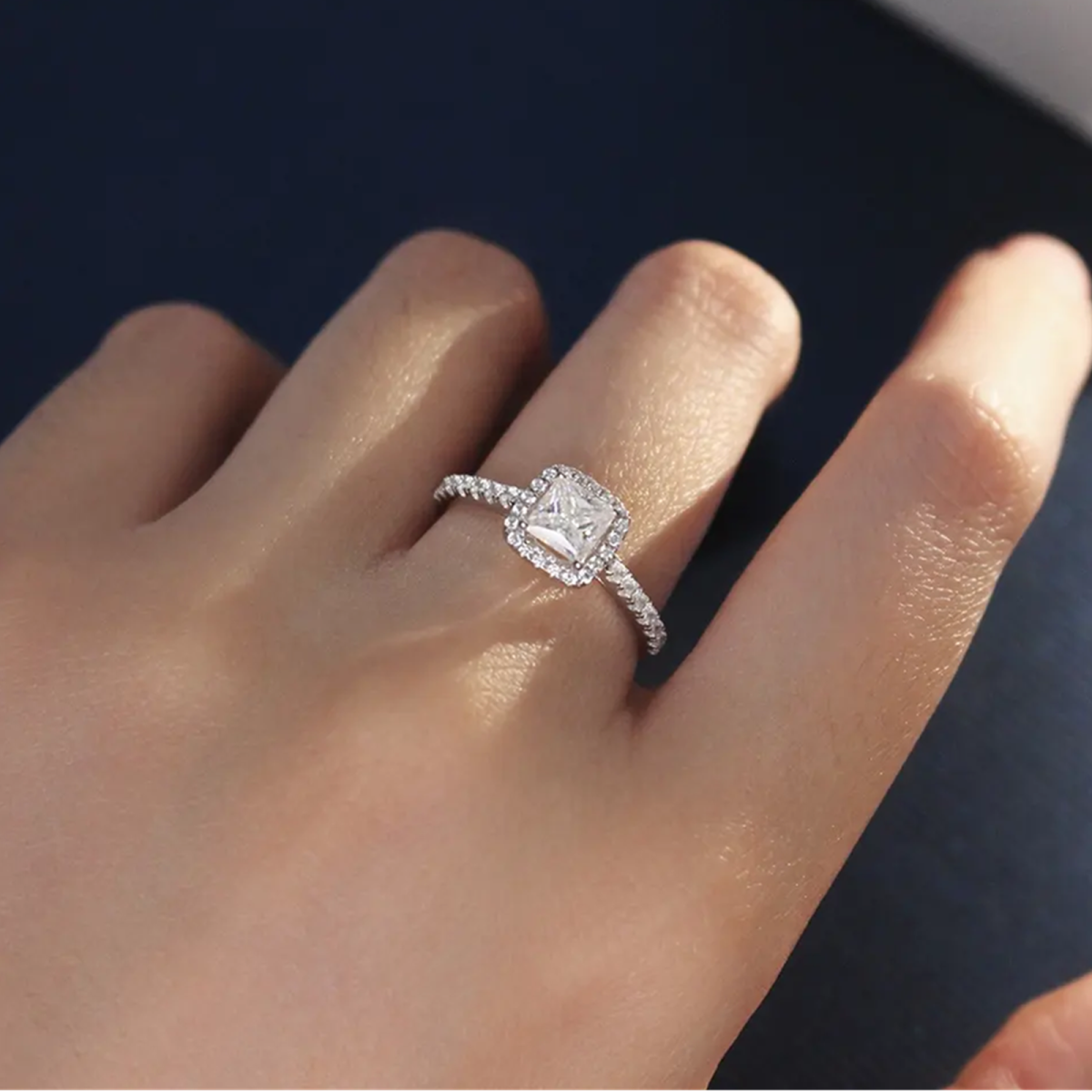 Anillo de compromiso con grabado personalizado de moissanita en forma de cuadrado princesa de oro blanco de 18 quilates-2