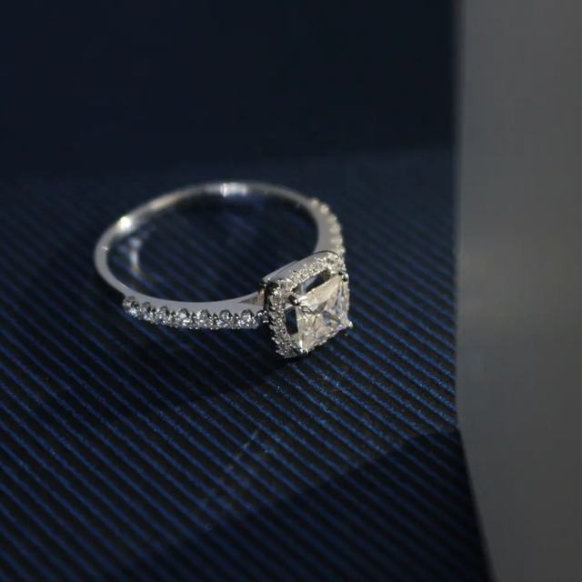 Anel de noivado com gravação personalizada de moissanite em formato de princesa em ouro branco 14K-5