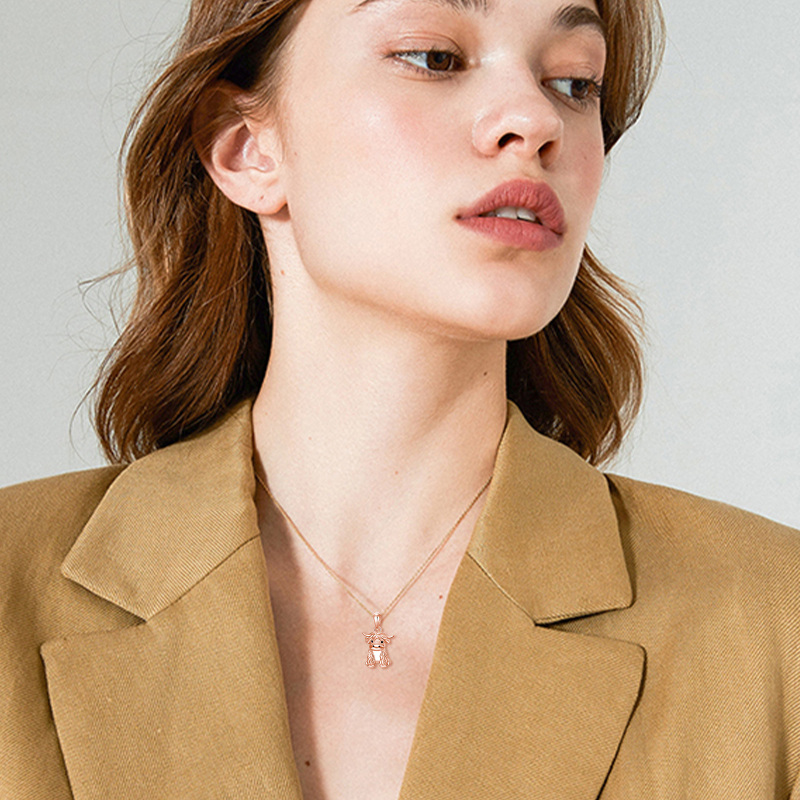 Colar com pingente de vaca Highland em prata de lei com banho de ouro rosa e corrente de cabo-2