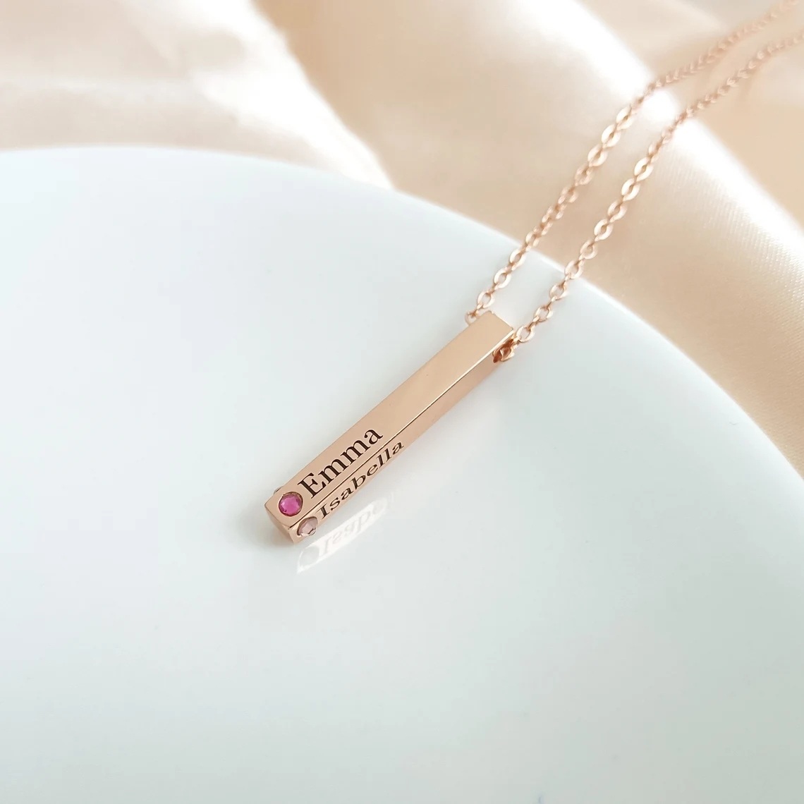 Collar con colgante de barra con nombre clásico personalizado de plata de ley con piedra natal chapada en oro rosa-4