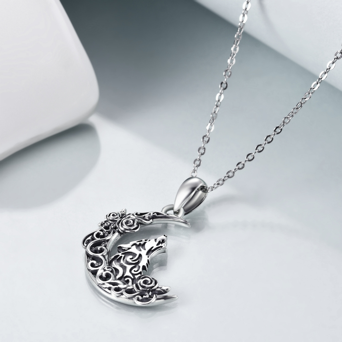 Collier en argent rose avec pendentif loup et lune-3