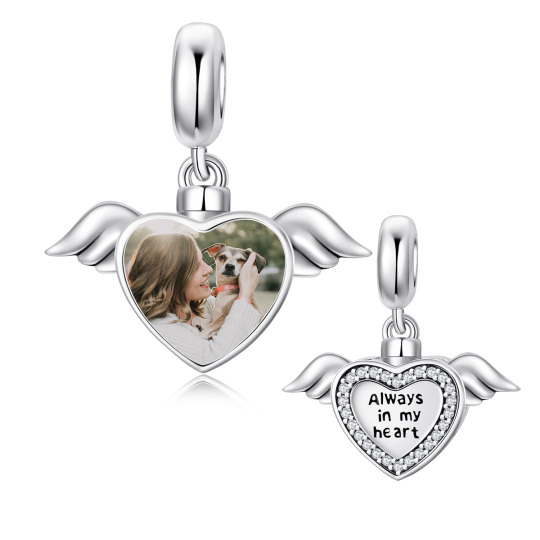 Charm in argento sterling con ali di angelo e cuore penzolanti con parola incisa