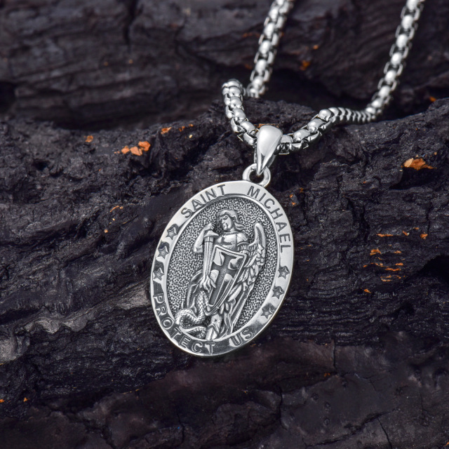 Collana con pendente ovale di San Michele in argento sterling con parola incisa da uomo-3