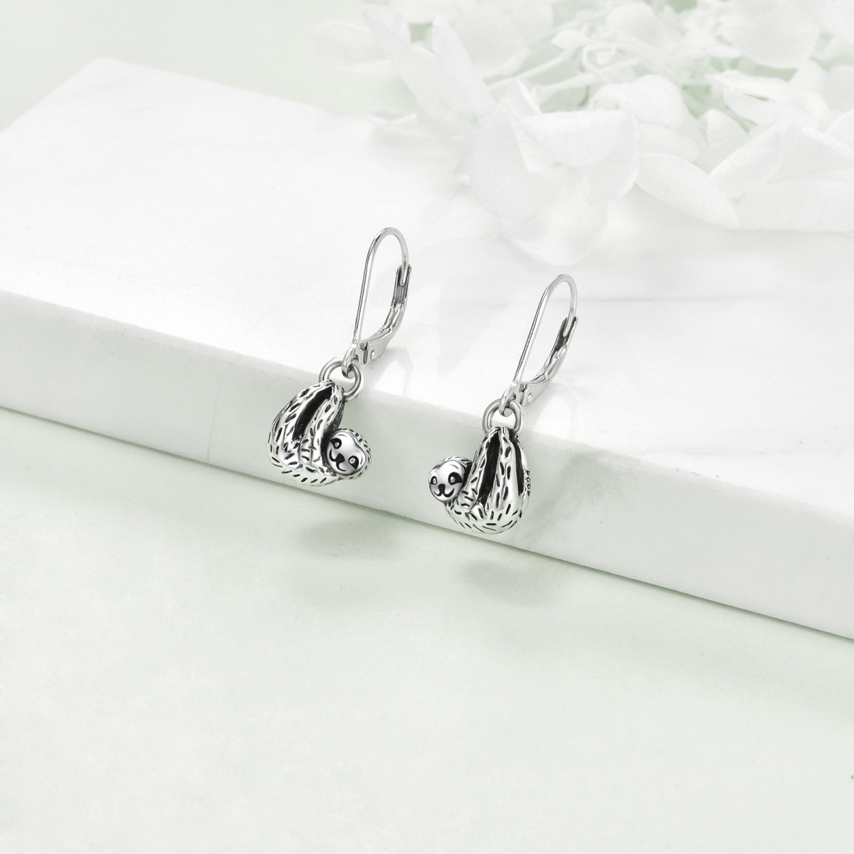 Pendientes de plata de ley Sloth Lever-back-3