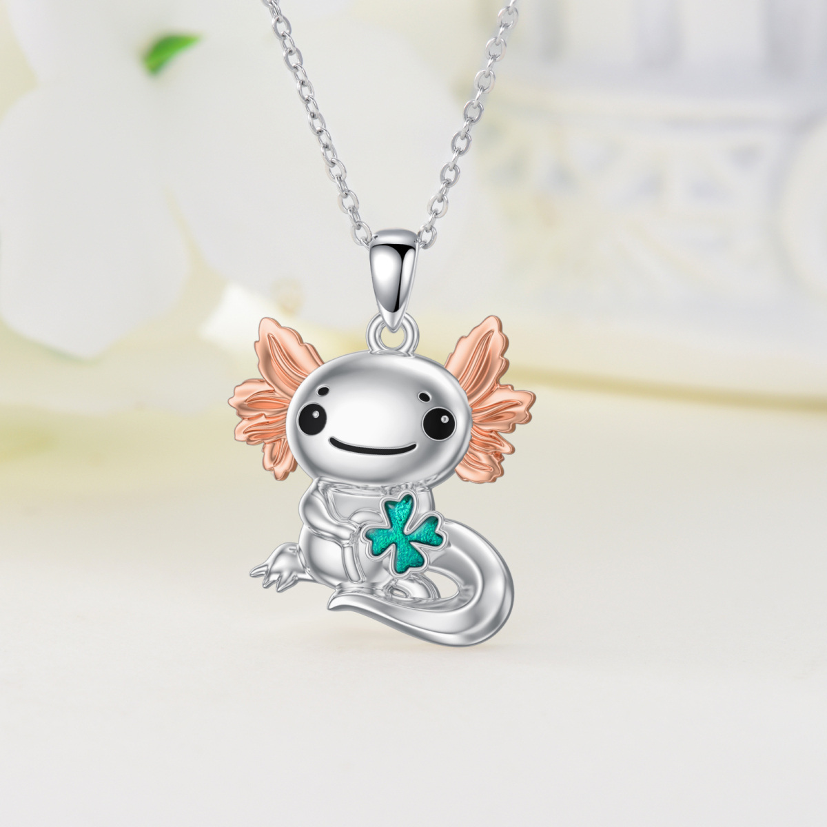 Collar de plata de ley con colgante de axolotl y trébol de cuatro hojas en dos tonos-3