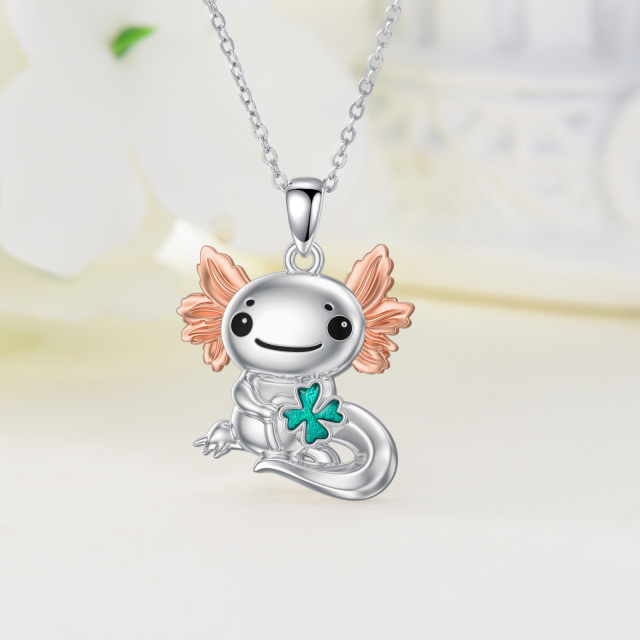 Colar com pendente Axolotl e trevo de quatro folhas em prata de lei de dois tons-3