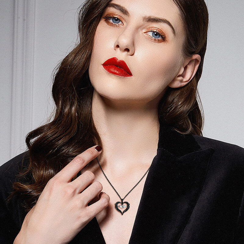 Colar com pingente de coração de morcego em prata esterlina em dois tons-2