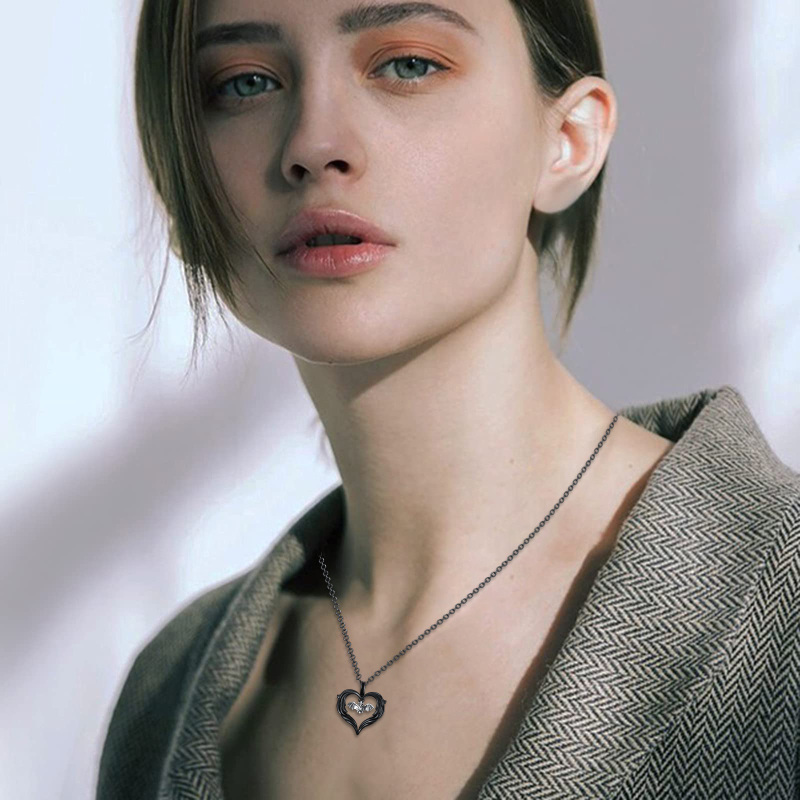 Colar com pingente de coração de morcego em prata esterlina em dois tons-3