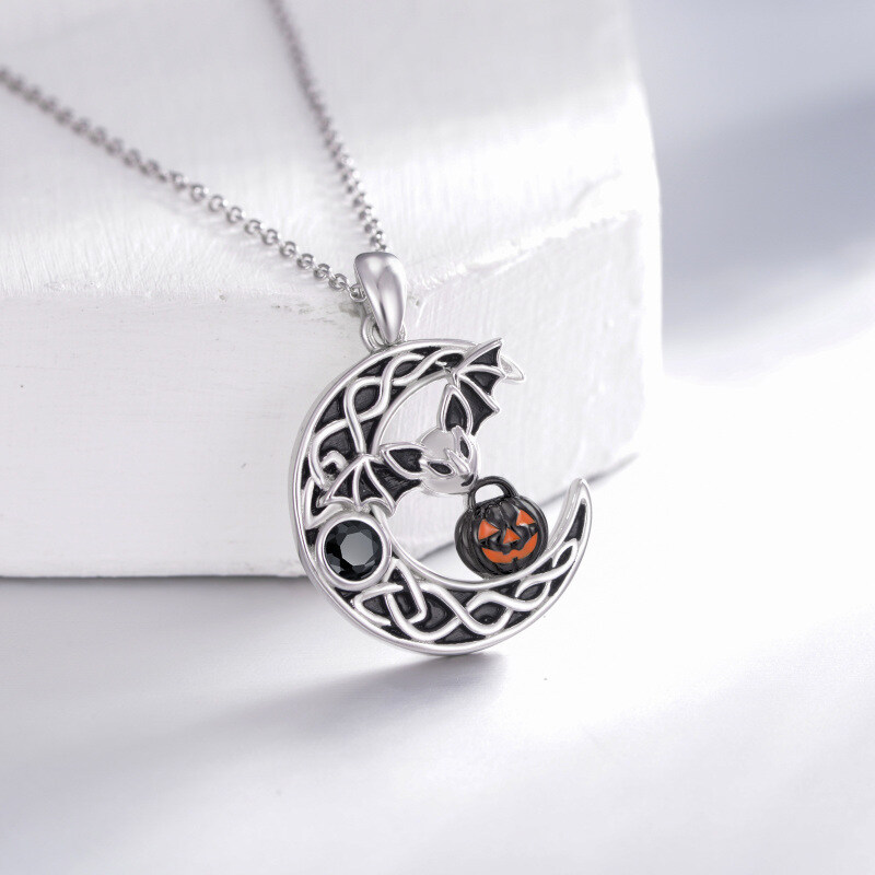 Nasza olśniewająca naszyjnikowa zawieszka ze srebra najwyższej próby, ozdobiona wykwintnym motywem nietoperza, dyni i księżyca, który uchwycił esencję jesieni i Halloween, podkreśli Twój styl. Ozdobiony błyszczącymi cyrkoniami sześciennymi, ten biżuteryjny wspaniale łączy elegancję z fantazją, stając się idealnym dodatkiem dla kobiet, które uwielbiają wyrażać swoją indywidualność.-3