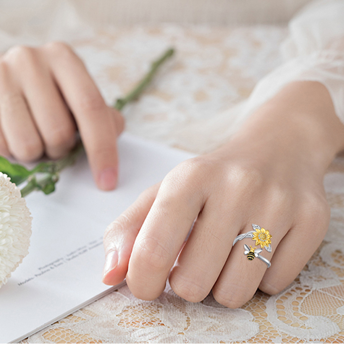 Anillo abierto de plata de ley con circonita cúbica en dos tonos y diseño de abeja y girasol You Are My Sunshine-3