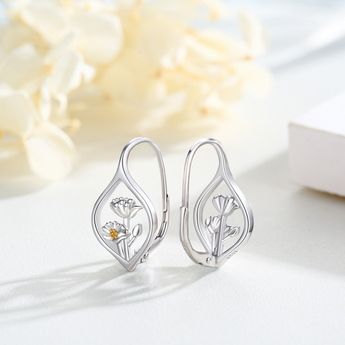 Boucles d'oreilles à levier en argent sterling avec fleur de naissance bicolore-3