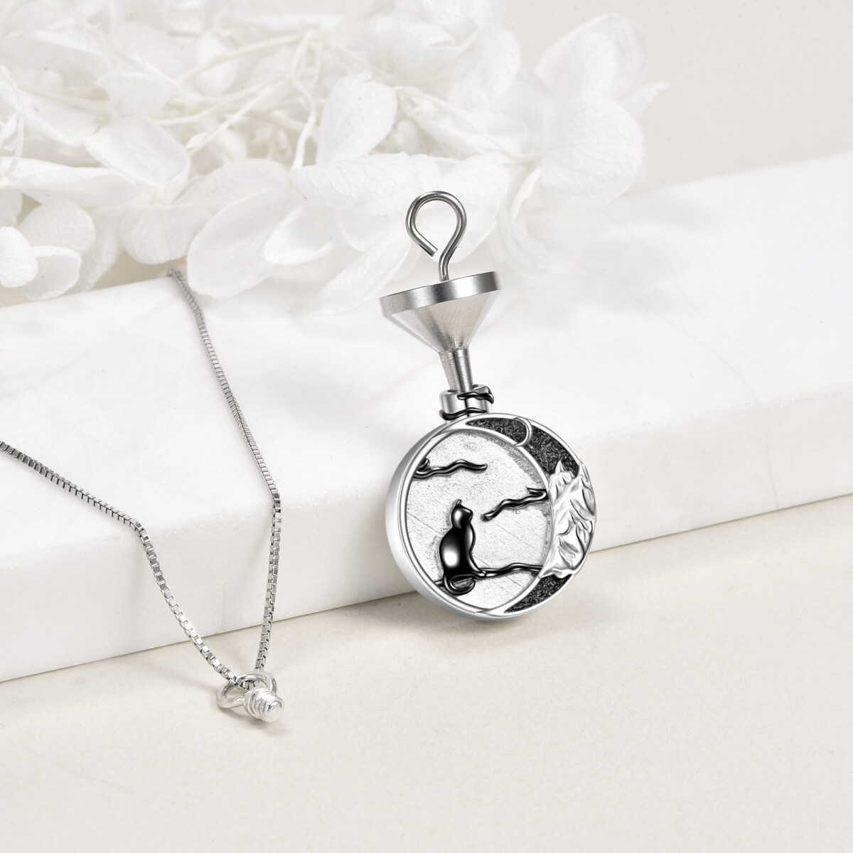 Collana con urna per ceneri in argento sterling bicolore con gatto nero e luna e montagne-4