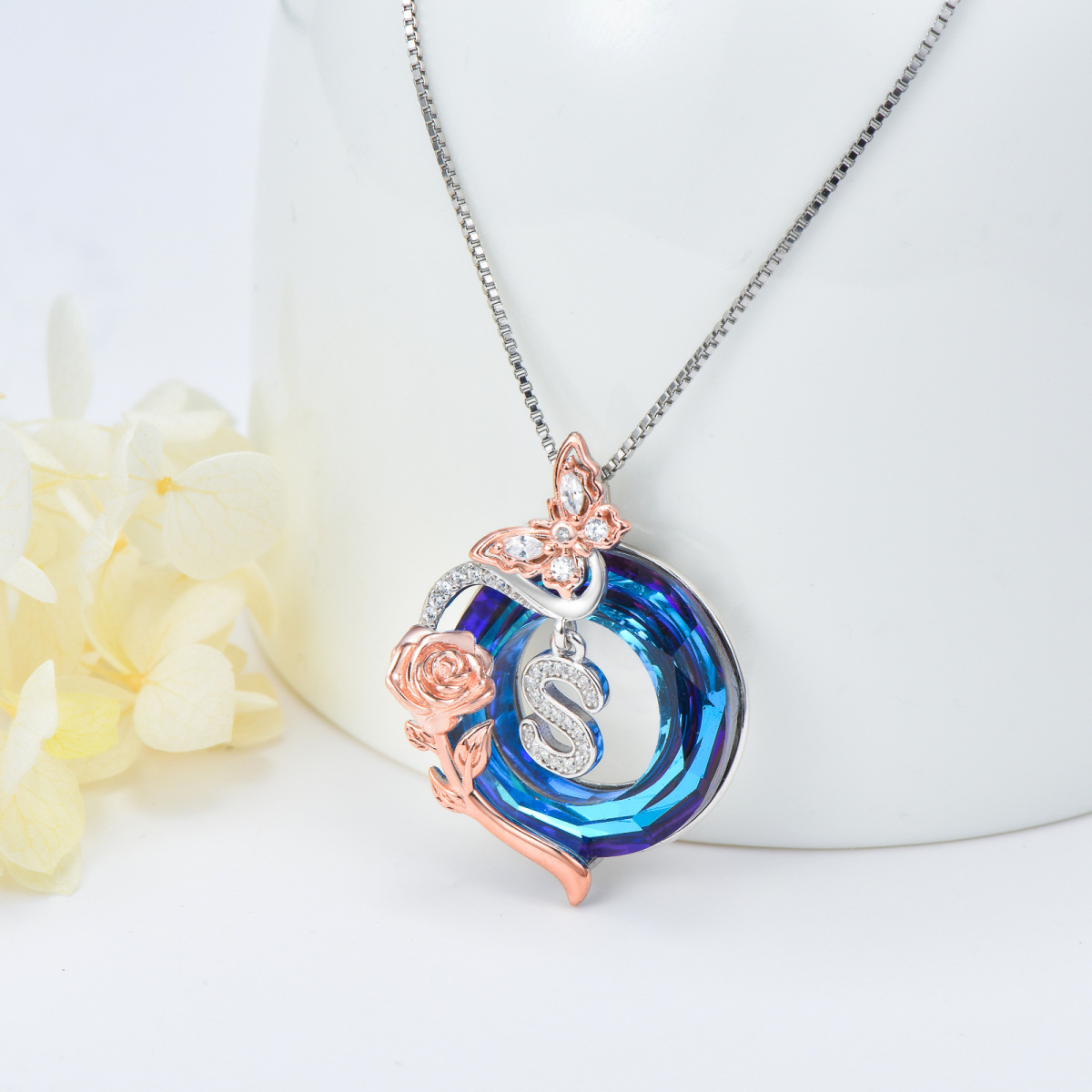 Collana con ciondolo in argento sterling bicolore con farfalla e cristallo rosa e lettera-4