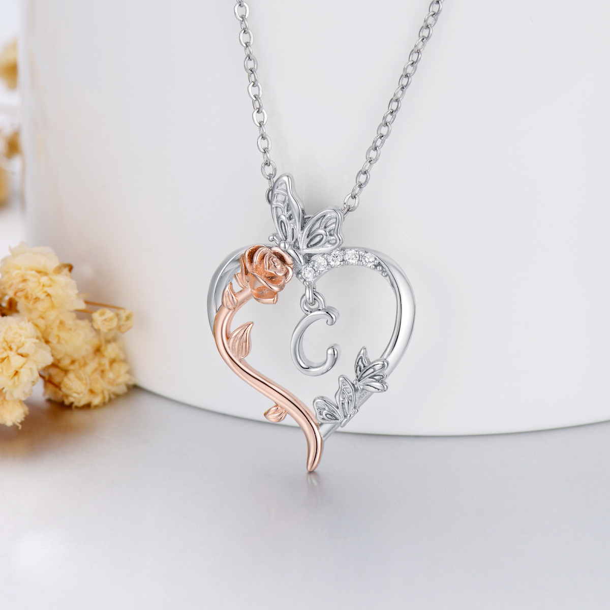 Collar con colgante de corazón de rosa y mariposa de dos tonos de plata de ley con letra inicial C-3